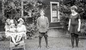 1912 ca Bessie Chaimberlain, Reba, Rollin, and Lola Hansen at Lakewood, Seattle