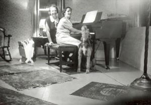 1933 ca Lorraine Wilbur, Reba Lund, Muggins, in big house